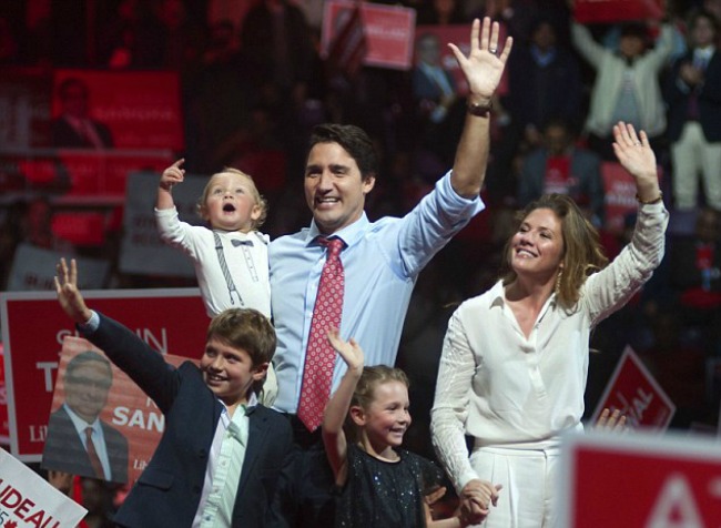 2D98B73700000578-3280490-Justin_with_his_wife_and_their_three_children_at_an_election_ral-m-16_1445353869749